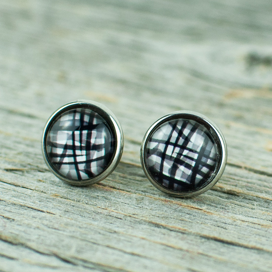 Black and white patterned 10mm stud earrings