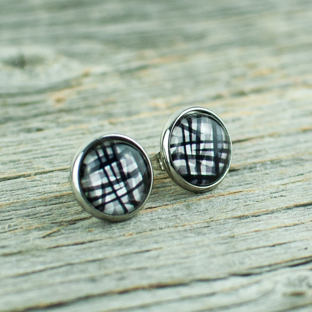 Black and white patterned 10mm stud earrings